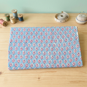 Tissu en coton tricoté uni résistant à l'eau Sanganer de poids moyen, motifs floraux, pour la maison, les textiles, les housses de sacs, pour filles - Vente en gros LEGACY FABRICS - Product Image 3