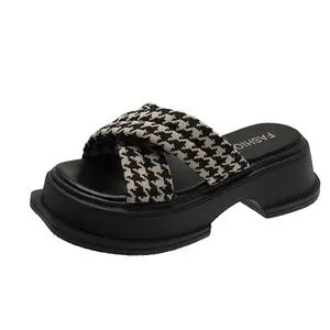 Produk baru penjualan laris dalam stok sandal wanita fashionabletrendy sandal hak tinggi bersol tebal luar ruangan sandal kasual musim panas