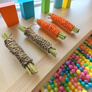 Giocattolo da Masticare Ecologico per Pulizia Denti, Palla in Vimini Intrecciata con Erba Timothy per Pappagalli, Conigli, Porcellini d'India - Product Image 3