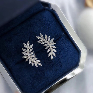 Orecchini a Perno Vintage con Fiori e Piume per Donne, Eleganti Accessori per Orecchie da Indossare Quotidianamente - Product Image 2