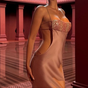 Robe longue de soirée sexy personnalisée pour femme, bretelles spaghetti, robe longue élégante et ajustée de luxe pour femme - Product Image 1