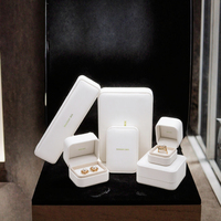 Boîte à bijoux en daim de luxe en gros emballage personnalisé en cuir PU pour bracelets colliers boucles d'oreilles bagues organisateur de bijoux