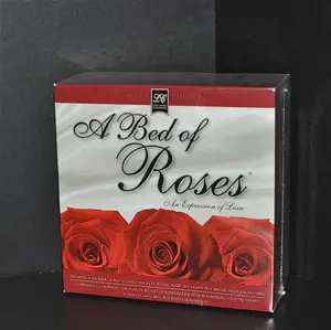 A BedのRoses Silk Rose Petals