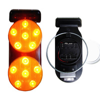 Feu de signalisation solaire haute intensité avec coque réfléchissante, alimenté par batterie rechargeable, construction en plastique, protection IP66 pour