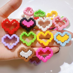 Venta al por mayor de dijes 3D de resina con diseño de corazón hueco estilo retro de dibujos animados, accesorios DIY para el cabello y decoraciones para fundas de teléfono. - Product Image 1