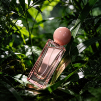 Vente en gros de flacons de parfum en verre transparent carrés colorés de 30 ml et 50 ml avec pulvérisateur à sertir et bouchon à bille