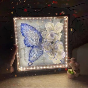 Dipinto Artigianale con Texture a Farfalla in Vendita, Cornice con Rose e Farfalle per Decorazione Casa, Regalo Pittorico per Madre o Fidanzata - Product Image 2