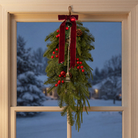 Decoración Navideña Vintage en Forma de Lágrima con 3 Campanas de Cobre, Cinta de Terciopelo Rojo, Piñas y Adornos Artificiales de Plástico para Colgar en la Pared