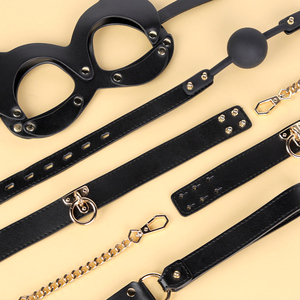 BANSEY Kit de Contrainte BDSM de Luxe en Cuir Véritable avec Chaîne Métallique Dorée, Collier Ras-du-Cou, Bouche-balle, Paddle en Forme de Cœur et Valise - Product Image 3