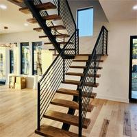 Escalier monodirectionnel design à l'aspect flottant avec structure en acier et marches en bois pour intérieur moderne