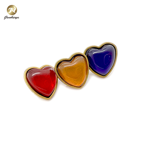 Cũ Cổ Điển Màu Đỏ Hình Trái Tim Đầy Màu Sắc Shank Nút Thiết Kế Mới Cổ Điển Cũ Kim Loại Vàng Nút Cho Trang Phục - Product Image 2