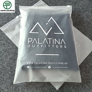 Sacs en plastique à fermeture éclair pour vêtements en gros avec impression en gravure, finition mate, logo personnalisé pour l'emballage de chaussettes, chaussures et fourrures - Product Image 6