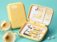 Ensemble de manucure en acier inoxydable de 13 pièces dans un étui portable jaune, comprenant des coupe-ongles, un repousse-cuticules, une lime à ongles pour salon et usage domestique