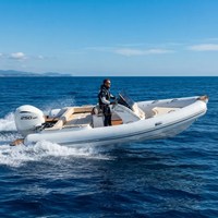 Bateau semi-rigide de luxe 6,8 m (22 pieds) en Hypalon PVC, console centrale, coque noire en fibre de verre, bateau pneumatique rigide, yacht de sport, bateau d'accompagnement pour plongeurs, bateau de croisière de jour