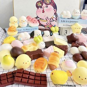 ของเล่นบีบลดความเครียดรูปพายแอปเปิ้ลจำลอง ทำจาก PVC PU ซิลิโคน เนื้อนุ่มเหมือนจริง คอลเลคชั่นมินิขนมหวาน - Product Image 2