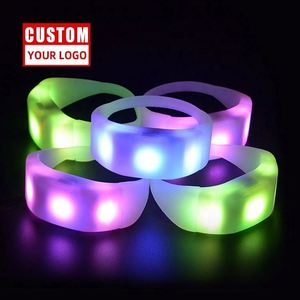 Bracelets LED personnalisés avec logo, 15 couleurs LED et portée de 400 m pour concerts, mariages et fêtes - Bracelet lumineux à télécommande - Product Image 1