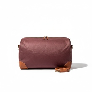 Sac de voyage de luxe Oxblood Tyvek décontracté avec garniture en cuir cognac, fermeture éclair en laiton antique, logo personnalisé - Product Image 2