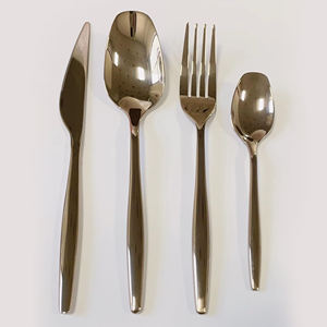 Conjunto de Louças Sustentáveis em Metal Polido com Design Artesanal em Aço Inoxidável Estilo Rosa Dourado para Ocasiões de Casamento - Product Image 1