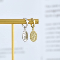 Boucles d'oreilles créoles vintage en cuivre plaqué or avec pièce de monnaie Madone pour femme, motif religieux pour les réunions de fin d'année