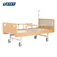 Lit d'hôpital manuel en bois avec levage par manivelle, lit de soins à domicile pour personnes âgées avec barrières en aluminium et roulettes silencieuses