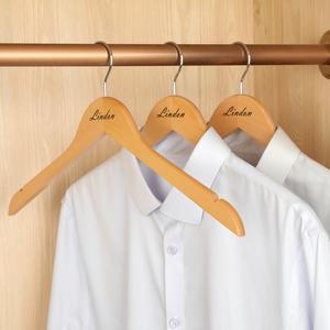 Cintre en bois personnalisé de <span class=keywords><strong>luxe</strong></span> pour boutique et magasin de vêtements de sport - Product Image 4