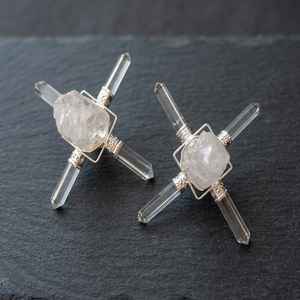 Cruz de Cuarzo Cristalino Tallada a Mano con Alambre de Plata, Generador de Energía, Artículo Decorativo para Sanación Reiki - Product Image 1