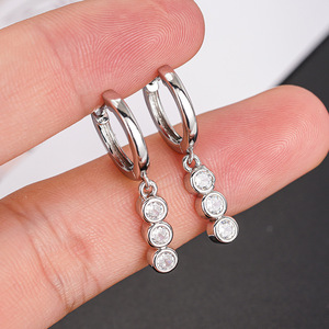 Orecchini a Cerchio Geometrici con Zirconi per Donne, Gioielli Minimalisti per Uso Quotidiano - Product Image 6