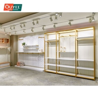 Système modulaire de présentoirs en plexiglas pour magasin de maternité et centre commercial, optimisant l'aménagement spatial