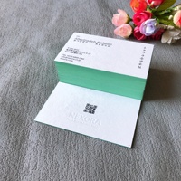 Tarjetas de Visita Personalizadas de Cartulina Blanca de 600 g/m² con Logotipos Grabados en Relieve de Lujo e Impresión de Bordes Coloridos para una Marca Premium