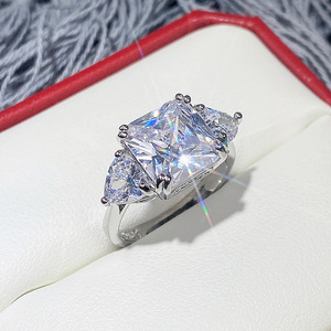 Anelli Geometrici con Gemme F1379, Zirconia Cubica Taglio Princess con Montatura a Griffe, Anelli di Fidanzamento alla Moda per Donne - Product Image 2