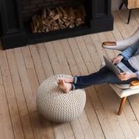 Pouf Dori élégant tricoté à la main de style câble pouf rouge cordon de tresse en coton fait à la main et cousu à la main vraiment unique en son genre
