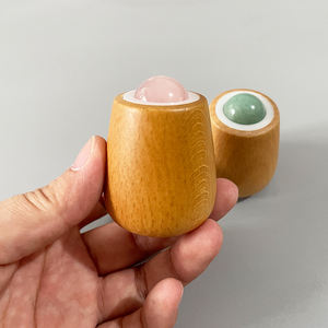 スキンケアとアイ用に設計されたローラーとハンドマッサージャーを含むフェイシャルマッサージツール木製ハンドル翡翠素材が特徴 - Product Image 3