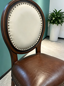 Chaise de salle à manger en bois massif à dossier ovale, avec garniture en cuir PU bicolore et rivets, style vintage - Product Image 3
