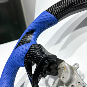 Volante Deportivo de Fibra de Carbono Negra de Fábrica con Cuero Perforado Azul, Apto para <span class=keywords><strong>Lexus</strong></span> IS GX RX CT ES LX RX NX LS GS <span class=keywords><strong>UX</strong></span> - Product Image 5