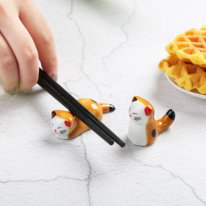 Soporte para palillos de gato de estilo japonés, soporte para cuchara de cerámica pintado <span class=keywords><strong>a</strong></span> <span class=keywords><strong>mano</strong></span>, soporte creativo para palillos de gato Panda Piggy, vajilla - Product Image 3