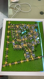 Modèle <span class=keywords><strong>de</strong></span> table <span class=keywords><strong>de</strong></span> sable architecturale 3D pour aménagement <span class=keywords><strong>de</strong></span> grande surface habitable, équipé <span class=keywords><strong>de</strong></span> dispositifs d'alimentation solaire et d'éclairage LED - Product Image 5
