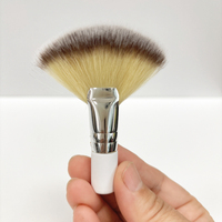 Mini handzame, pluizige kwast met kort handvat, zachte veganistische gezichtsmaskerkwasten, cosmetische applicator.