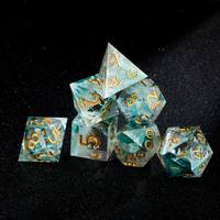 Ensemble de 7 dés polyédriques en résine transparente avec inclusions d'anneaux dorés pour DND RPG, cadeau pour les joueurs de jeux de table
