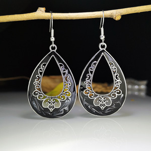 Orecchini Pendenti Vintage Intagliati a Vuoto con Smalto e Motivo Bianco e Nero, Accessori Moda per Donna - Product Image 2