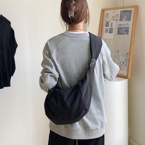 <span class=keywords><strong>กระเป๋า</strong></span>ไนล่อนกันน้ำสำหรับ<span class=keywords><strong>ผู้ชาย</strong></span>และผู้หญิง, <span class=keywords><strong>กระเป๋า</strong></span>ทรงเกี๊ยวทรง<span class=keywords><strong>เฉียง</strong></span>อเนกประสงค์<span class=keywords><strong>กระเป๋า</strong></span>มีสายคล้องไหล่กว้างแบบใหม่น้ำหนักเบาอเนกประสงค์สำหรับผู้หญิงและผู้ชาย - Product Image 1