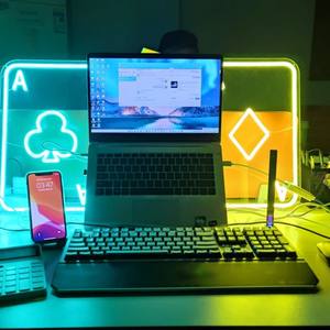 Lámpara Decorativa Acrílica con Luz de Neón de Cartas de Póquer LED Personalizable - Product Image 1