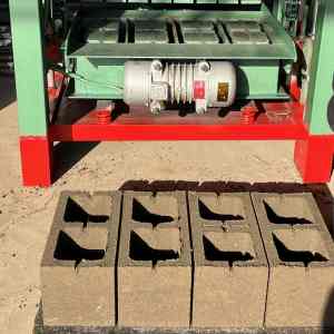 Máquina para Fabricar Ladrillos Huecos de Dimensiones Precisas, Duradera, Confiable y Automática, con Sistema de Enclavamiento - Product Image 3