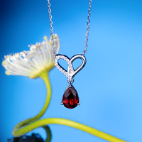 Élégant collier ras du cou en argent 925 avec pendentif goutte d'eau en grenat rouge sang de pigeon, idéal pour les fêtes et les anniversaires