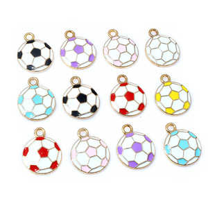 Colgantes pequeños de fútbol esmaltados de aleación de zinc para fabricación de joyas DIY - Product Image 1