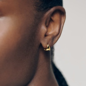 Pendientes Huggie cónicos para mujer de Plata de Ley 925 chapados en oro de 18 quilates, joyería gruesa al por mayor - Product Image 3