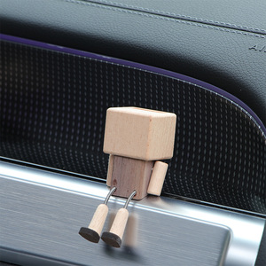 Poupée en bois à jambes qui bougent, populaire à l'international, en stock, ornement créatif d'aromathérapie pour voiture, personnalisation en usine. - Product Image 1