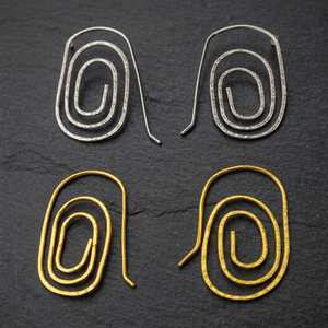 Boucles d'oreilles minimalistes bohèmes en laiton, bijoux à porter au quotidien, fabricant indien, prix d'usine, bijoux hippies. - Product Image 3
