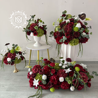 Set Bunga Artifisial Burgundy, Mawar Merah Tua & Eucalyptus, Sempurna untuk Dekorasi Meja & Lorong Pernikahan.