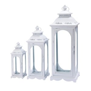 Set di Lanterne <span class=keywords><strong>Grandi</strong></span> <span class=keywords><strong>in</strong></span> Metallo Bianco con <span class=keywords><strong>Vetro</strong></span> per Esterni, Giardino, Matrimoni, <span class=keywords><strong>Portacandele</strong></span> Vintage - Product Image 1