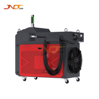 Nettoyeur laser pour l'élimination de la rouille et le décapage de la peinture des plaques de coque de chantier naval avant la reprise de la peinture dans les chantiers de réparation navale.